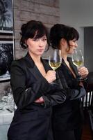 lindo profissional sommelier degustação e avaliando vinhos dentro restaurante foto