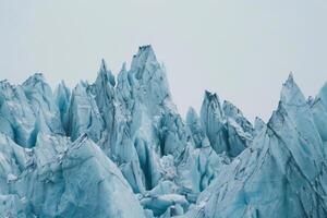 uma ampla montanha coberto dentro gelo e neve foto