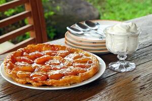 tarte tartina com pratos e talheres em a mesa foto