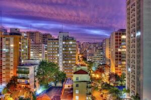 Visão dentro vibrante cores do a cidade às noite foto