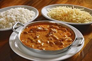 delicioso estrogonofe com arroz e fritas foto