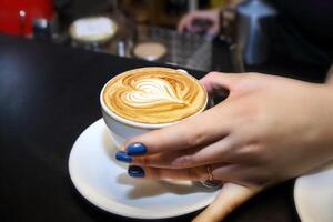 profissional barista servindo uma especial espresso foto