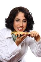 sorridente morena modelo com dela peça do pizza foto