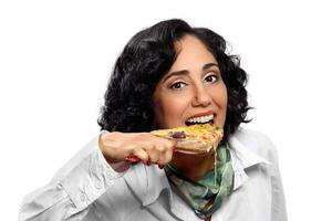 sorridente morena modelo com dela peça do pizza foto