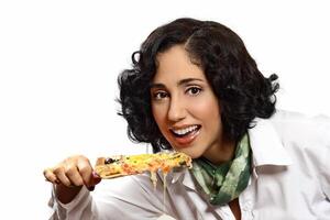 sorridente morena modelo com dela peça do pizza foto