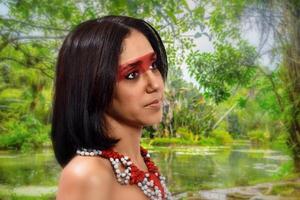 sorridente morena modelo dentro brasileiro indiano traje e Maquiagem segurando uma tapioca, uma típica brasileiro lanche foto