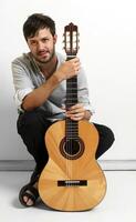 jovem modelo com bigode posando com dele guitarra em neutro fundo foto