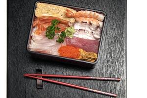 tirashi, japonês delicadeza com salmão, lula, pepino, nori, kani kama e salmão ovas foto