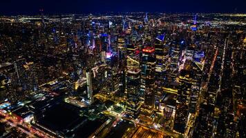 noite cenário do Novo Iorque, a EUA com fantástico iluminação. arranha-céus dentro a cenário do metrópole estão deslumbrante e espumante com luzes. topo visualizar. foto