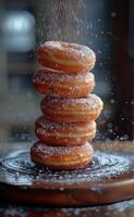 rosquinhas estão borrifado com em pó açúcar em de madeira borda. foto