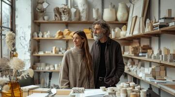 homem e mulher dentro suéter ficar de pé dentro cerâmica oficina e Veja às a prateleiras com vasos e vasos. foto