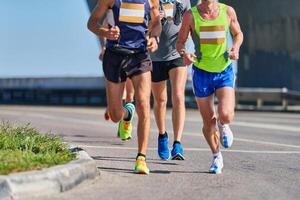 maratonistas na estrada da cidade. foto