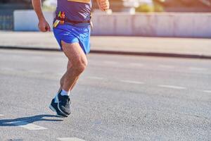 Atlético homem corrida dentro roupa de esporte em cidade estrada foto