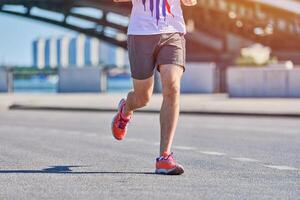 Atlético homem corrida dentro roupa de esporte em cidade estrada foto