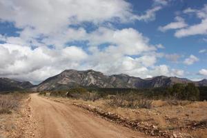 estrada de terra montanhosa no alto deserto na floresta nacional de gila, novo méxico foto