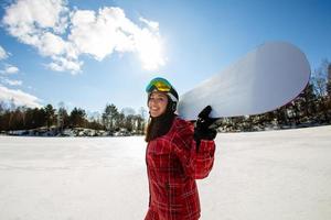 retrato de close-up de mulher jovem e bonita com a prancha de snowboard foto