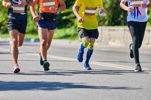 atletas corrida baixa estrada, baixo ângulo Visão foto