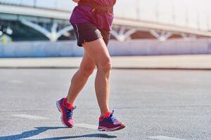 ginástica mulher corrida dentro roupa de esporte em cidade estrada foto