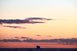 céu pôr do sol da cidade foto