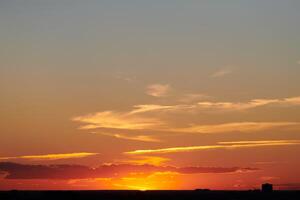 céu pôr do sol da cidade foto