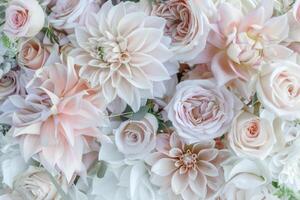 suave pastel floral matriz com florescendo rosas e dálias foto