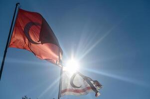 bandeira do Peru e norte Chipre em uma ensolarado inverno dia 1 foto