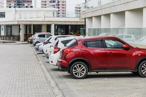 carros estacionado dentro frente do uma moderno residencial complexo dentro Chipre 1 foto