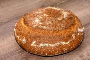 apetitoso caseiro todo grão pão em uma de madeira mesa 7 foto