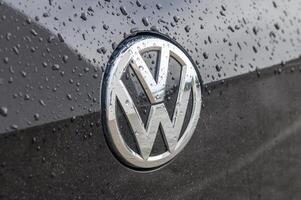 gasiveren Chipre 23.03.2024 - Volkswagen logotipo em a de capuz com pingos de chuva foto