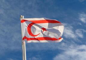 norte Chipre bandeira acenando dentro a vento 6 foto
