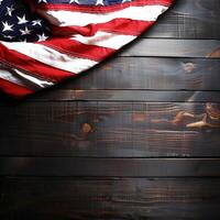 americano bandeira em uma Sombrio de madeira mesa foto