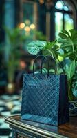 elegante compras saco no meio exuberante vegetação dentro uma luxuoso configuração foto
