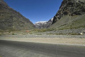 andes montanha dentro verão com pequeno neve foto