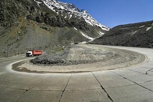 los caracóis deserto autoestrada, com muitos curvas, dentro a andes montanhas foto