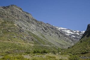 andes montanha dentro verão com pequeno neve foto