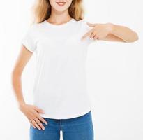 retrato recortado mulher sexy em camiseta branca isolada no fundo branco, simulação para desigh foto