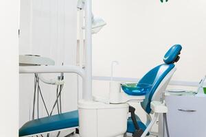 dentista área de trabalho com moderno cadeira, equipamento e instrumentos foto