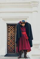 retrato do uma homem dentro uma medieval meio classe fantasia. retro estilo e histórico roupas conceitos foto