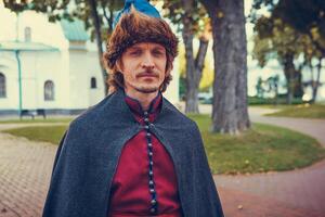 retrato do uma homem dentro uma medieval meio classe fantasia. retro estilo e histórico roupas conceitos foto