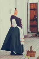 retrato do morena mulher vestido dentro histórico barroco roupas com velho moda Penteado foto