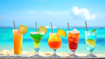 5 diferente colorida tropical coquetéis dentro óculos em de madeira mesa em areia às Beira Mar. verão período de férias conceito. foto