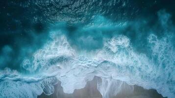 surpreendente aéreo Visão do esmeralda verde mar, pequeno branco areia de praia com perfeito natureza e branco espumoso ondas falhando em a costa em uma ensolarado dia. foto