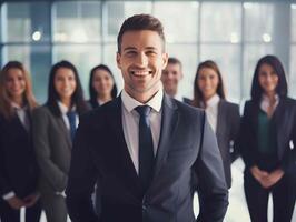 retrato do uma bem sucedido homem de negocios, sorridente o negócio equipe dentro escritório com bem sucedido líderes e profissionais em pé junto. foto