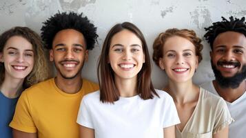 diverso grupo do jovem adultos sorridente. alegre jovem pessoas do vários etnias posando juntos com grande sorrisos dentro uma amigáveis grupo contexto. foto