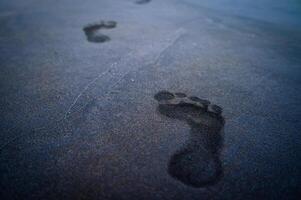 solas do pés, pegadas em a de praia areia foto