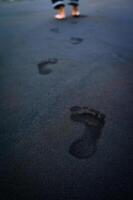 solas do pés, pegadas em a de praia areia foto