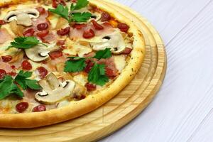 supremo pizza com calabresa, cogumelos e mozzarella queijo somente a partir de forno, cópia de espaço. fresco caseiro pizza. foto
