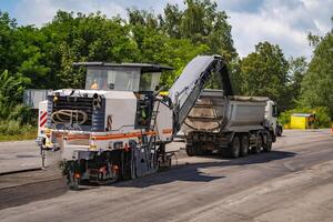 moderno equipamento para estrada construção. asfalto veículo para reparação autoestrada. foto