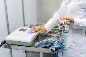 enfermeira segurando instrumentos para diagnosticando. médico diagnóstico equipamento. foto