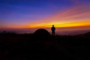 ucrânia, nascer do sol - amanhecer, montanha, uma pessoa, pessoas foto